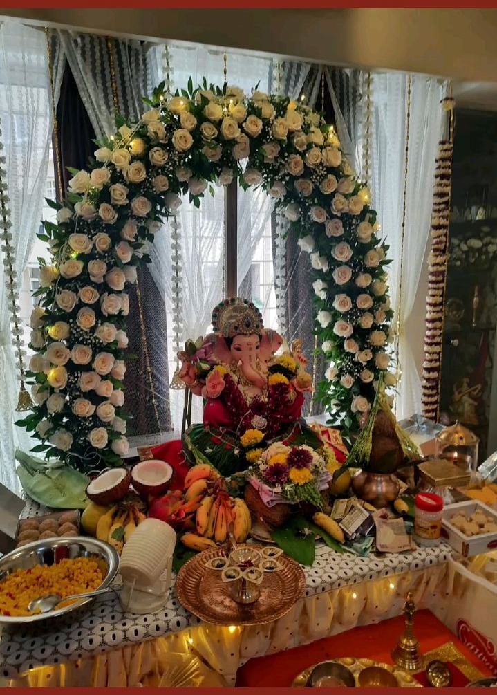 SF-51 — Ganesha decoration with white rose arch and hanging garlands