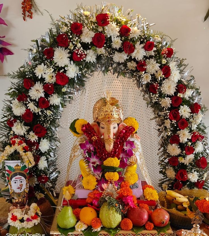 SF-35 — Ganesha decoration with red rose and white chrysanthemum arch