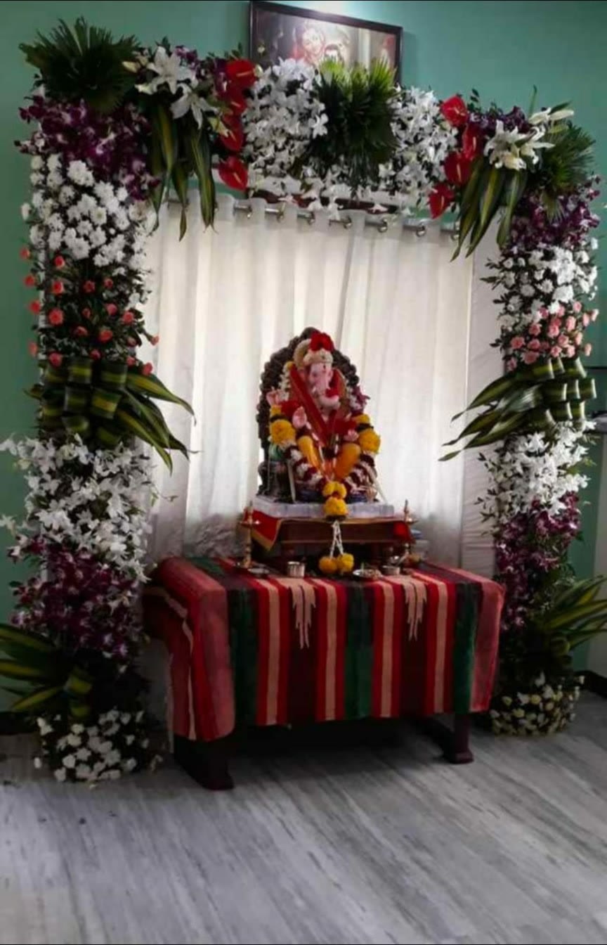 Ganesha home decoration with white and pink flower pillars