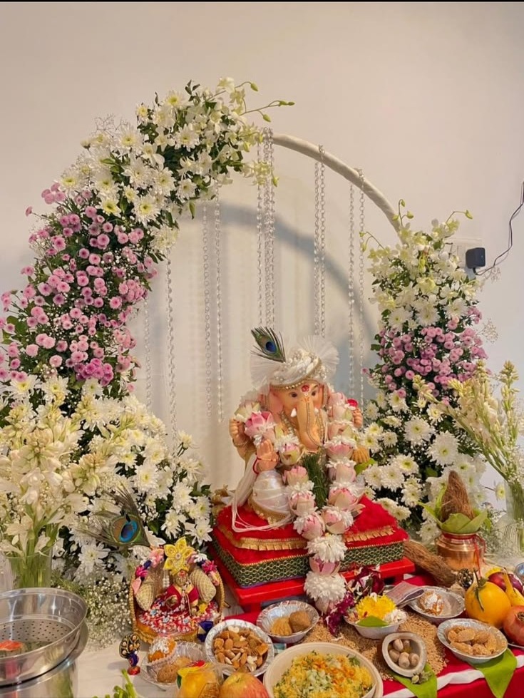 SF-47 — Ganesha decoration with pink and white chrysanthemum ring arch